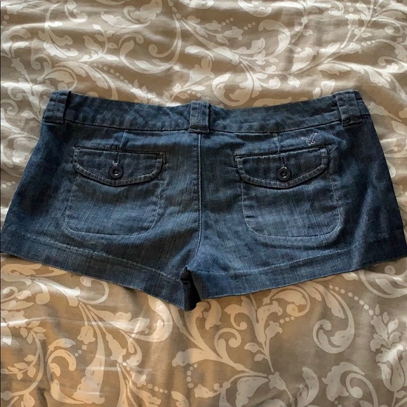 Short shorts - Picture 2 of 2